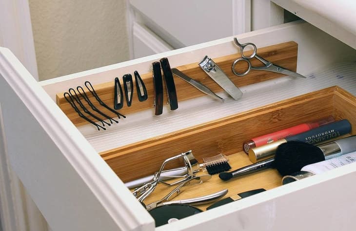 7 Ways to Organize a Bathroom Without a Medicine Cabinet or Drawers ...