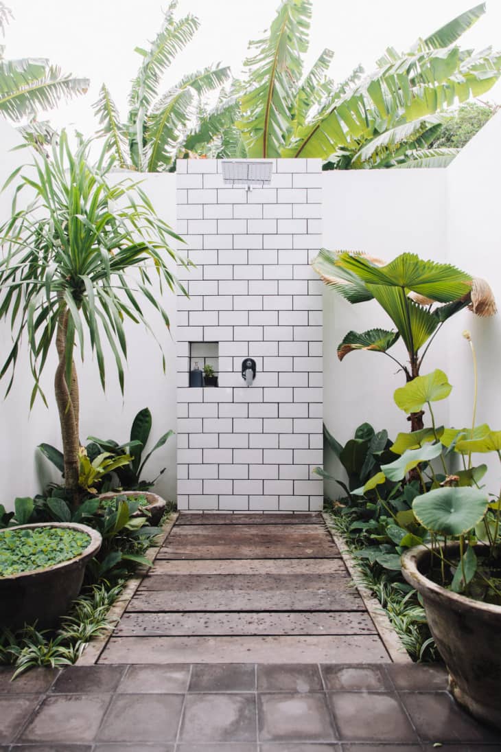 21 Refreshingly Beautiful Outdoor Showers I Bet Youd Love To Step Into