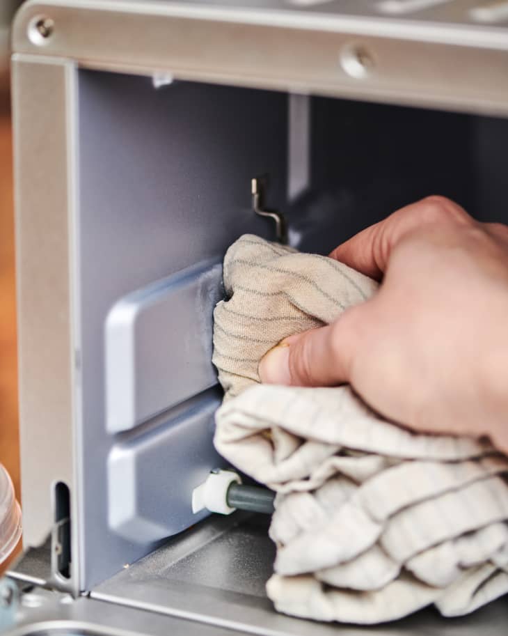 How to clean a toaster outlet oven with baking soda