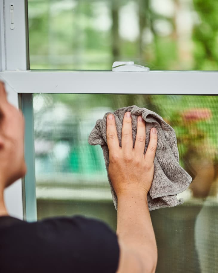 How To Clean Windows Step By Step With Photos Apartment Therapy 4579