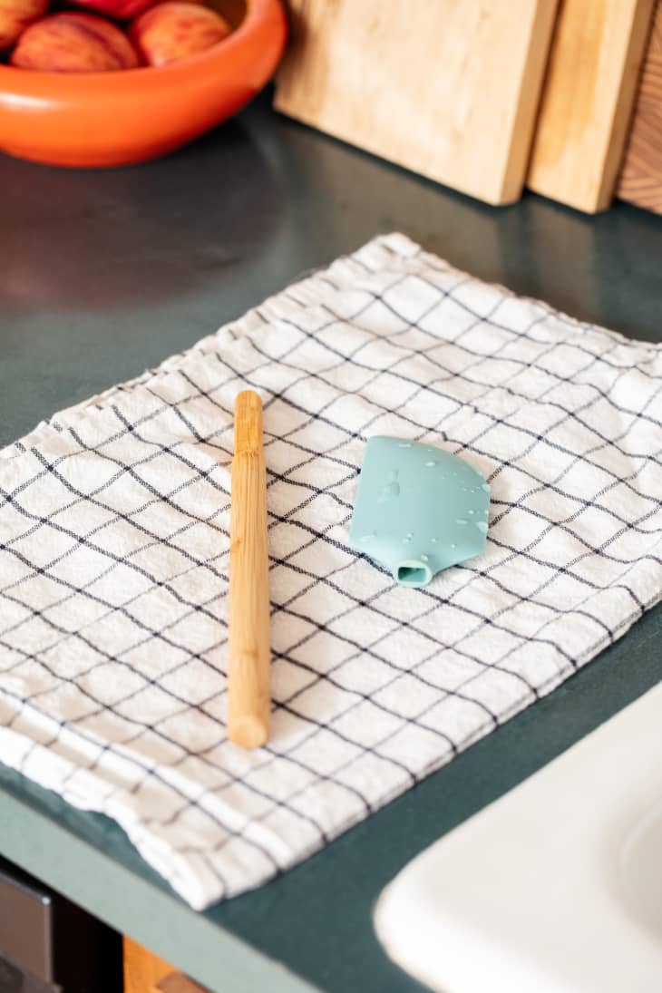 How to Separate and Clean a WoodandSilicone Spatula Apartment Therapy