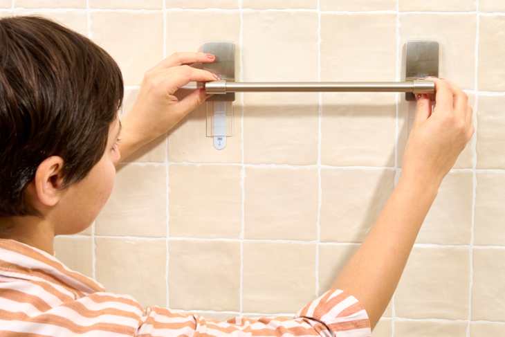 How to Use Command Strips 6 Mistakes to Avoid Apartment Therapy