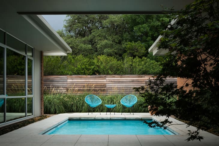 21 Small Backyard Pool Ideas (With Photos of Tiny Pools) | Apartment ...