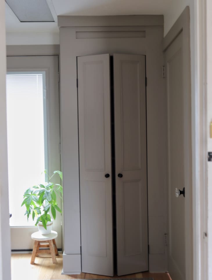 How to Upgrade Basic Bi-Fold Closet Doors - Photos & Steps | Apartment ...