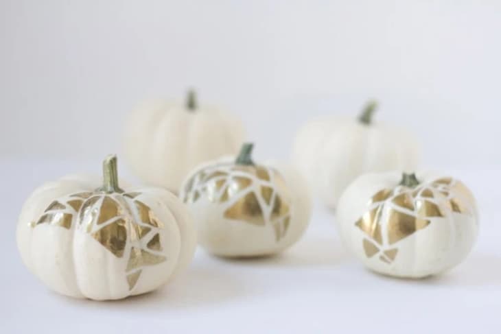 19 Creative Painted Pumpkin Ideas For No Carve Pumpkin Decor   Lovelyindeed Gold Geometric Painted Pumpkins