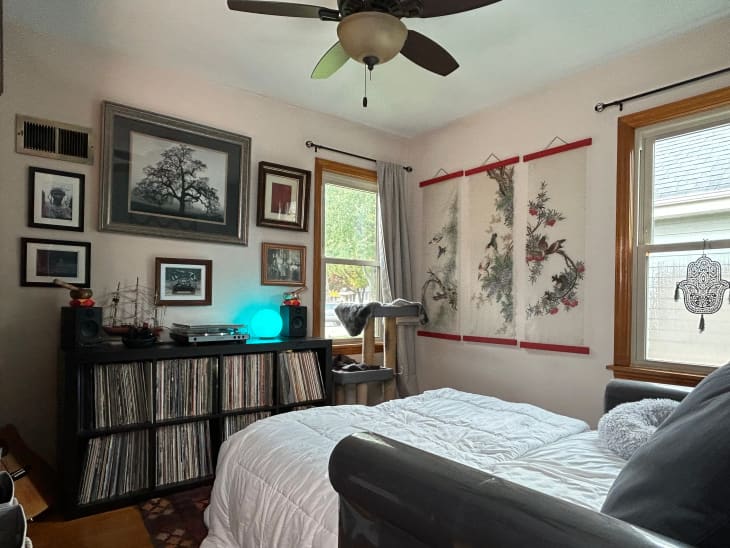 A Guest Room’s $900 Glow-Up Features Paint on the Ceiling | Apartment ...