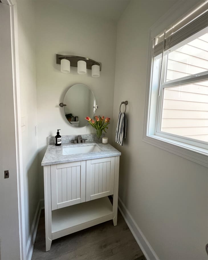 This “Flipper Starter Pack” Powder Room Gets Its Charm Back | Apartment ...