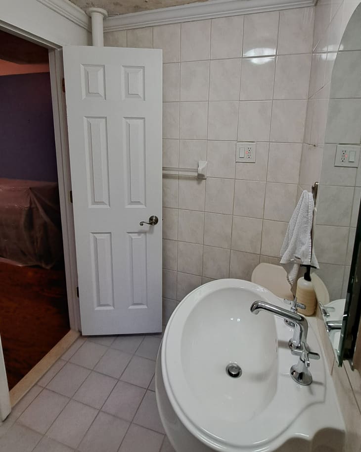 A Dated “Pinkish Beige” Bathroom Goes Bold, Blue, and Retro Apartment