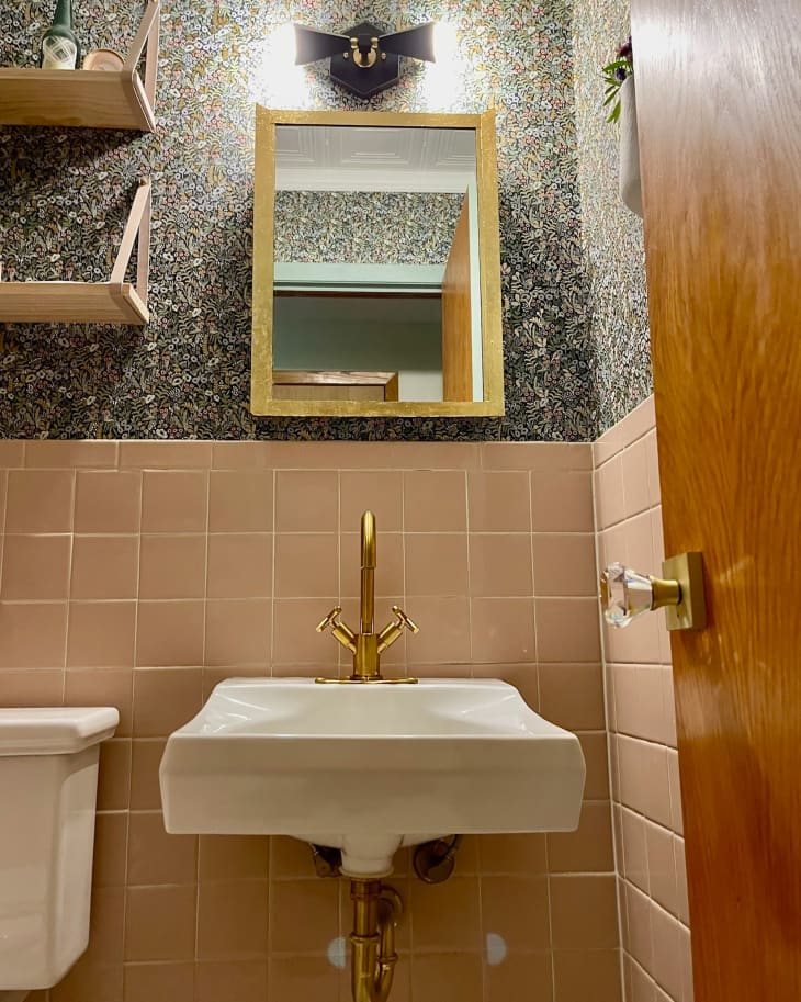 A Retro Bathroom’s $986 Makeover Keeps the 1960s Tile | Apartment Therapy