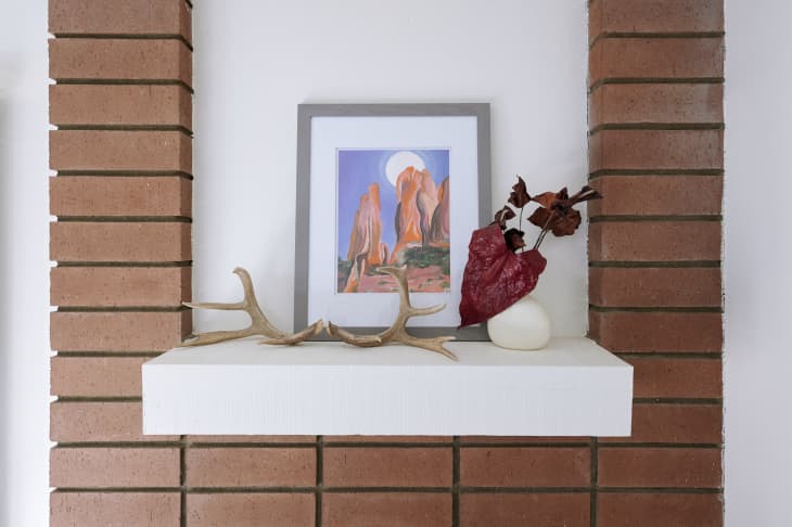 “Micro-Mantels” Might Just Replace the Gallery Wall in 2026 | Apartment ...