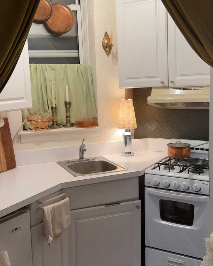 A Teeny Studio Kitchen Gets A Cozy Cafe Style Makeover Photo Inspiration