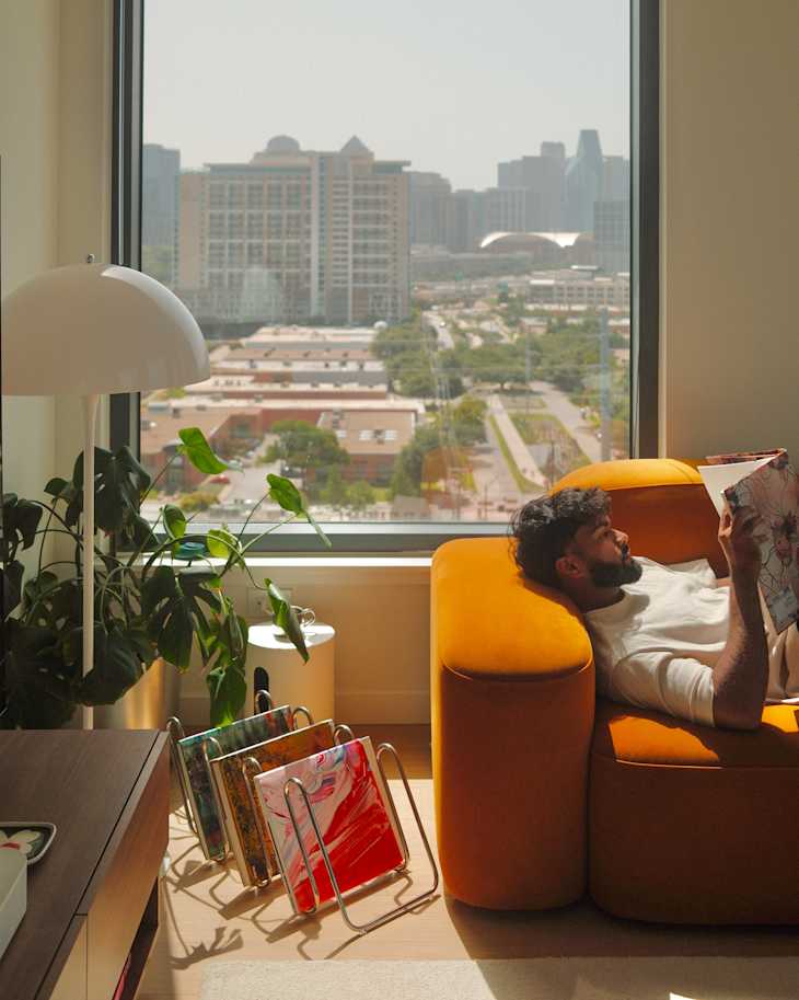 Tour a Warm and Cozy High-Rise Dallas Apartment Tour | Apartment Therapy