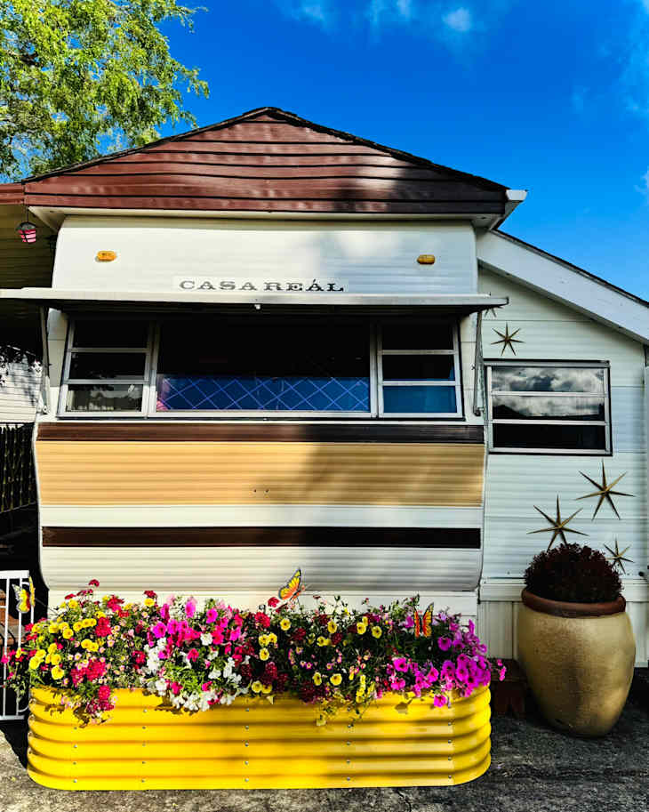 See Inside a Retro Proud 280-Square-Foot Vintage Glam RV | Apartment ...