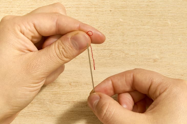 This Method for Threading a Needle Works Like “Magic” | Apartment Therapy