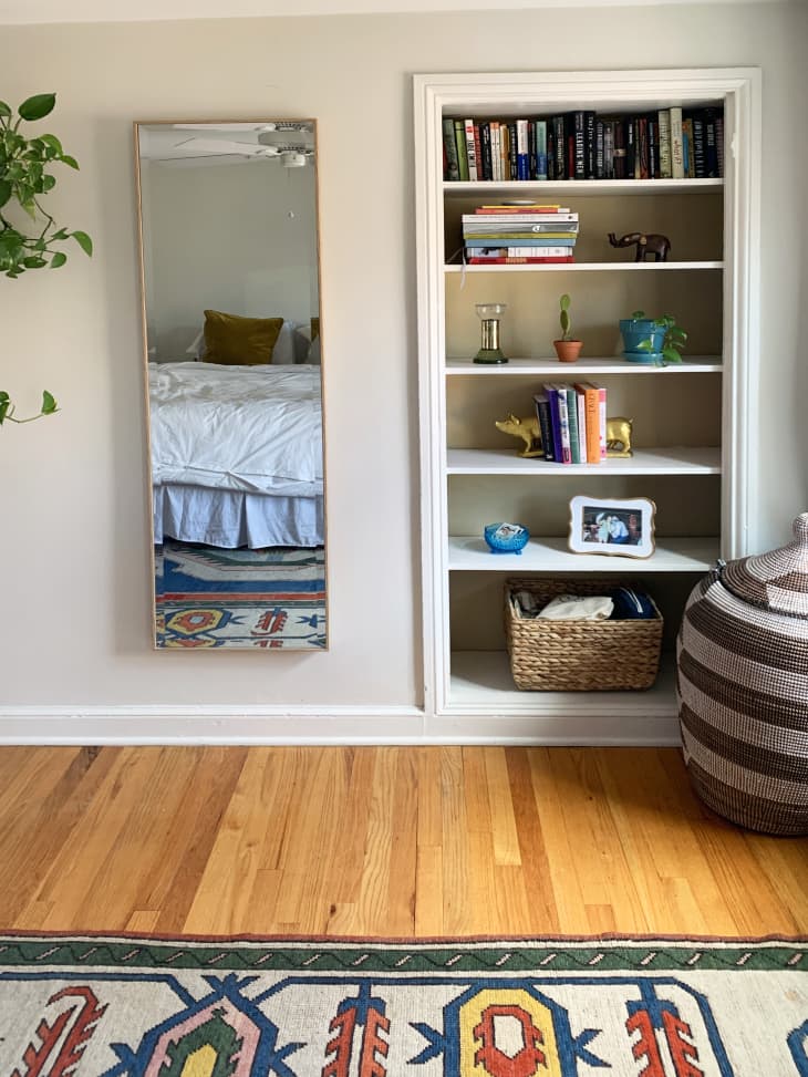 How to Organize a Bookshelf — 7 Bookshelf Organization Tips Apartment