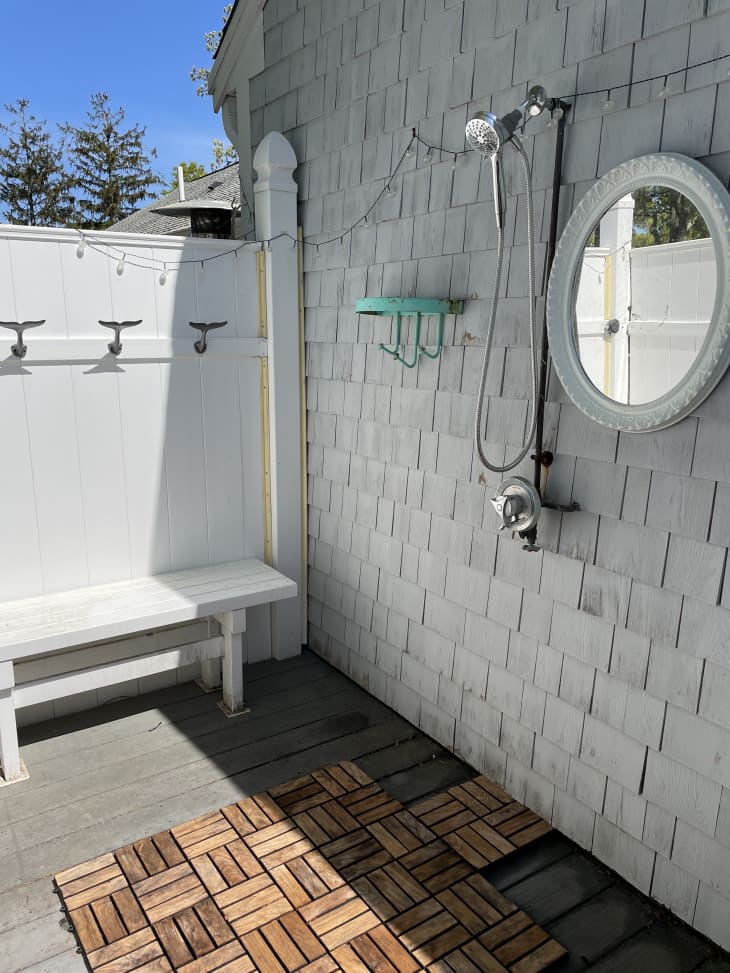 How Outdoor Showers Became a Staple of Modest Coastal Homes Apartment