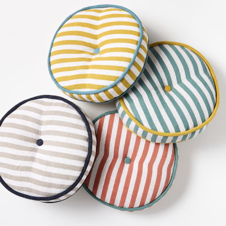 The Best Circle and Disk Pillows for Your Living Room Sofa | Apartment ...