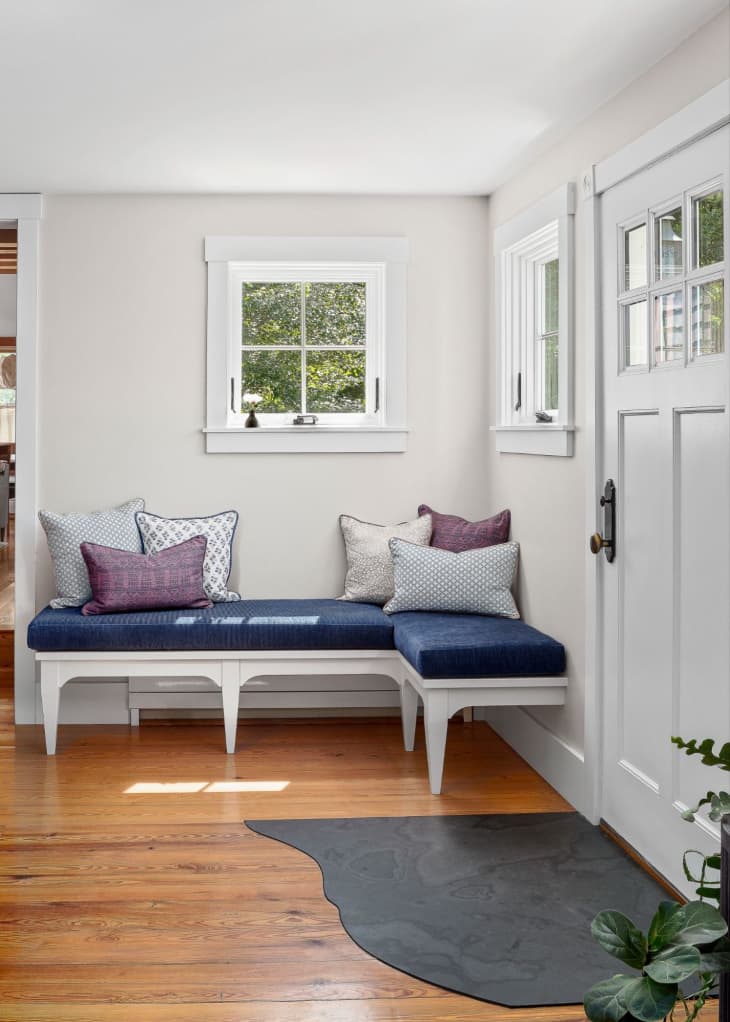 15 Clever Mudroom Ideas That Are Equally Functional and Stylish ... - Plunge Dip Apartment Renovation With A Modern And Trendy Mudroom Design