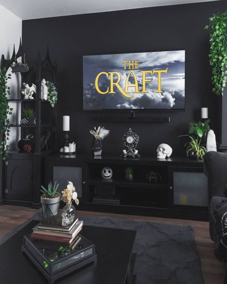 Black decorated online room