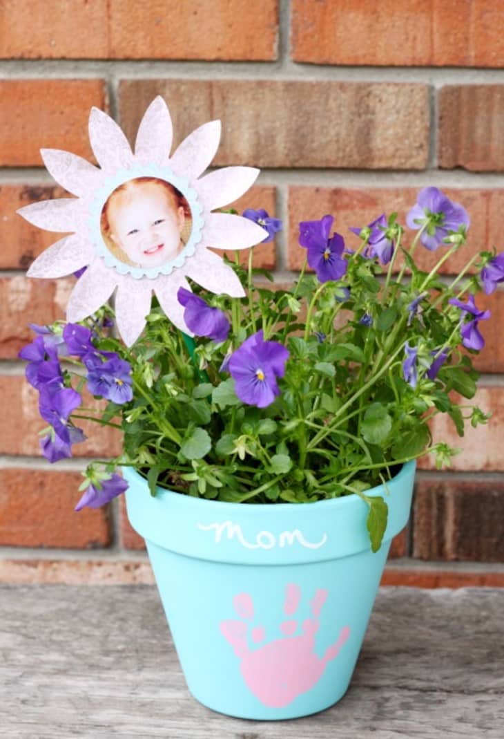 flower pot with hand print and word "mom" on it