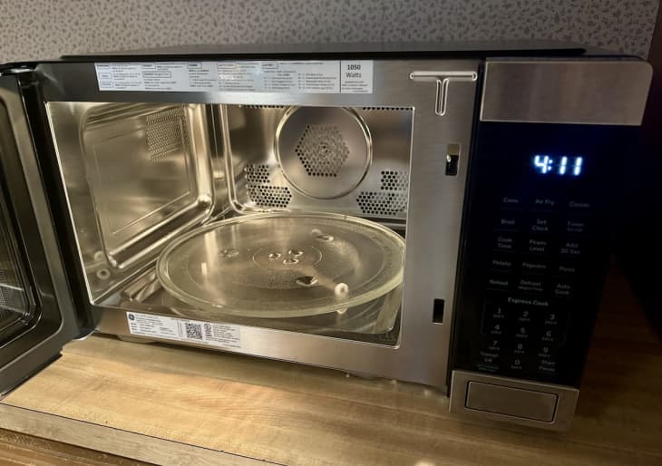 We Tested the GE 1050Watt Microwave Oven with Air Fryer — Here Are Our