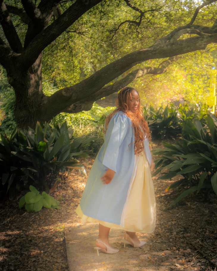 43 Cute Grad Photo Shoot Poses, According to a College Senior | Dorm Therapy