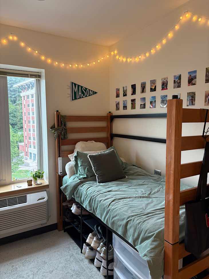 See How A Sophomore Decorated His Room with Natural Colors | Dorm Therapy