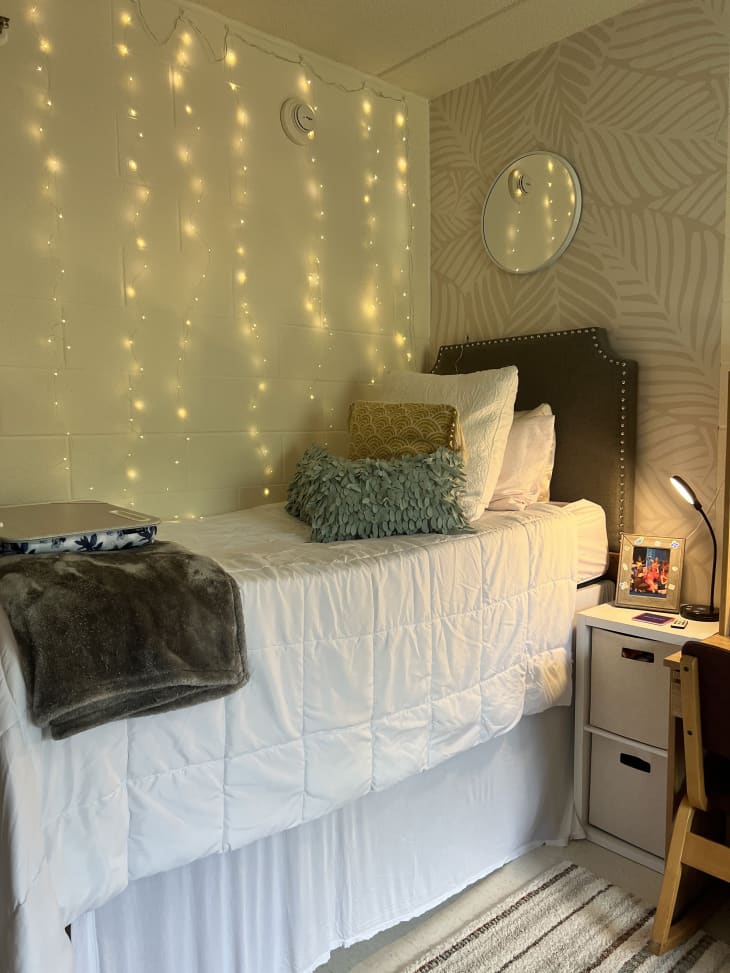 See How Twinkle Lights Wallpaper Brighten Up a Beige Dorm Dorm