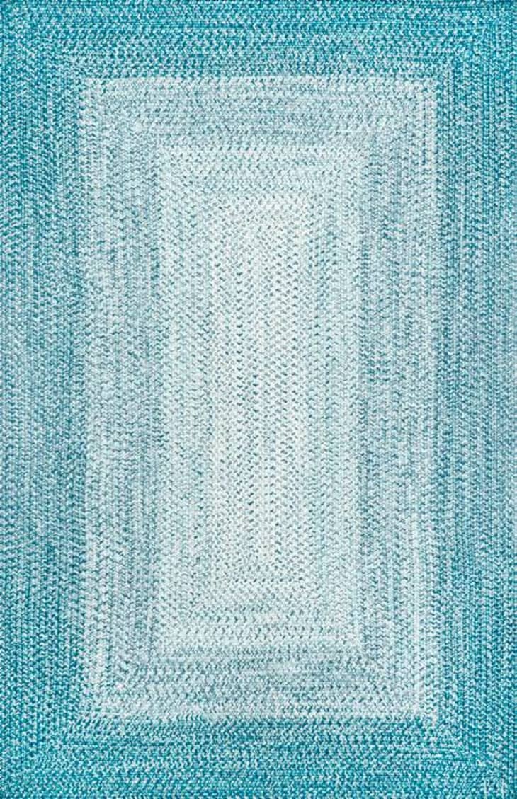 产品图片:蓝色编织梯度室内外地毯，5' x 8'