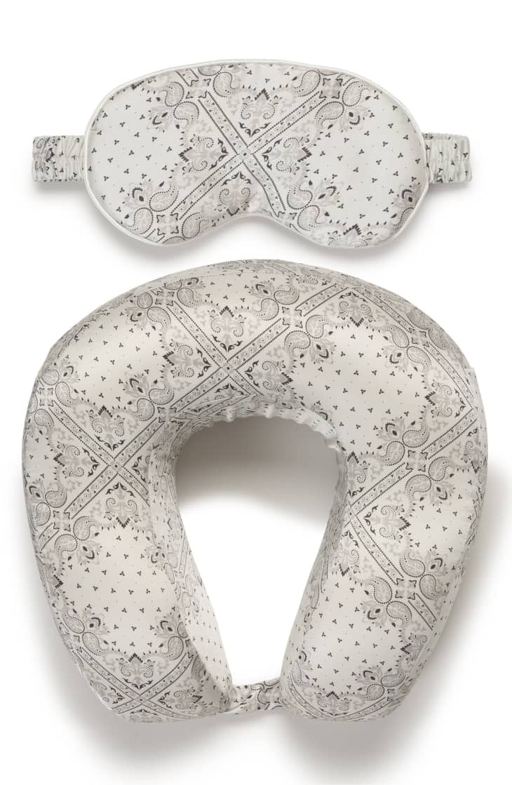 产品形象:Calpak丝绸旅行颈枕及眼膜套装
