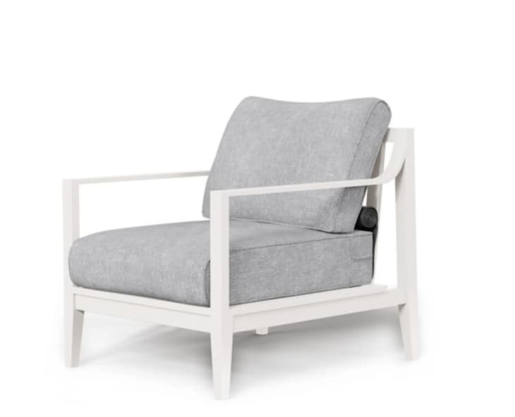 产品形象:白色铝制户外扶手椅