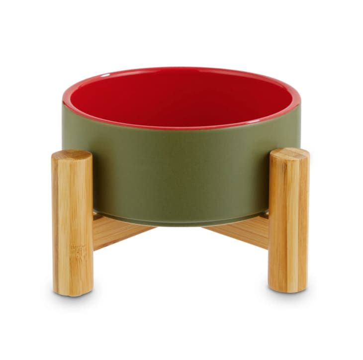 产品形象:红色陶瓷和竹架宠物碗