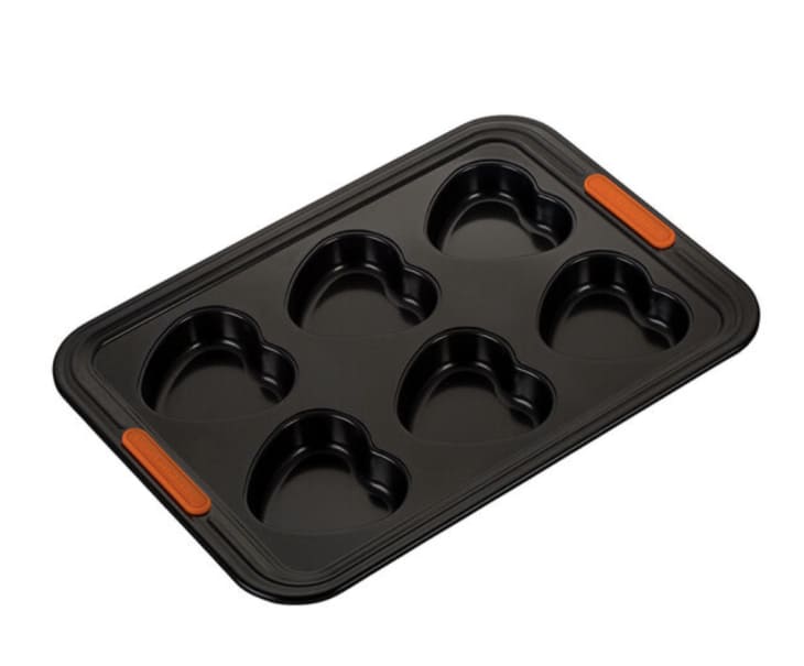 6-Cup Heart Cakelet Pan at Le Creuset