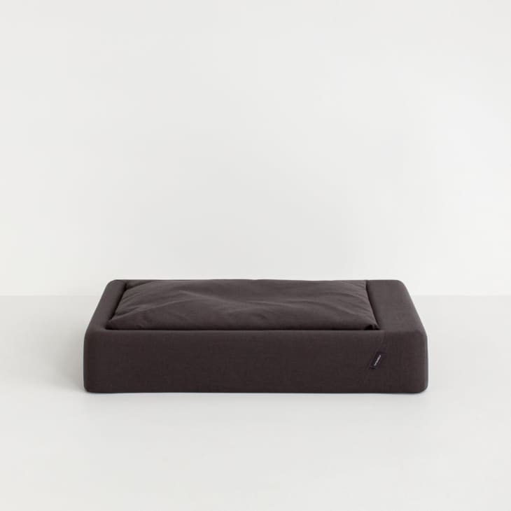 Tuft and top needle dog bed