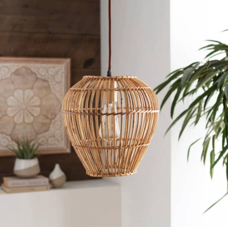 Small wicker store pendant light