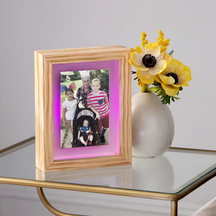 This picture frame lights up when your friend is thinking of you