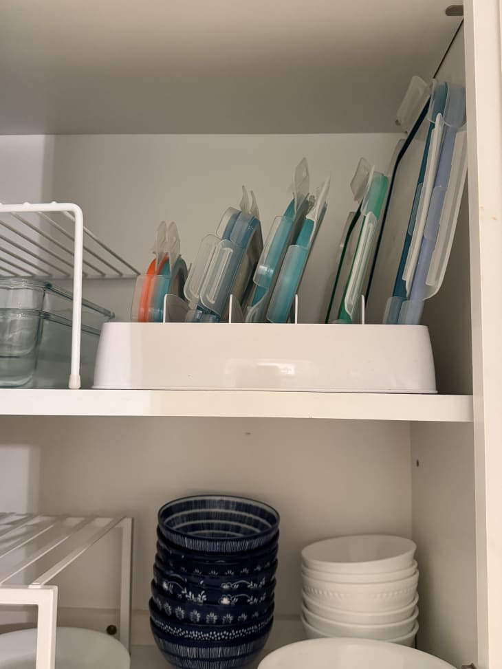 https://cdn.apartmenttherapy.info/image/upload/f_auto,q_auto:eco,w_730/k%2F2023-12-youcopia-storalid-food-container-lid-organizer%2Fyoucopia-storalid-lid-organizer-review-2799