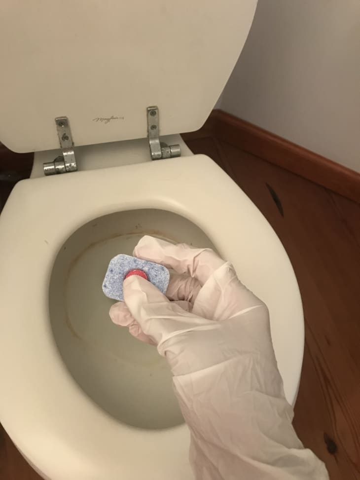 Cleaning toilet bowl with dishwasher tablet