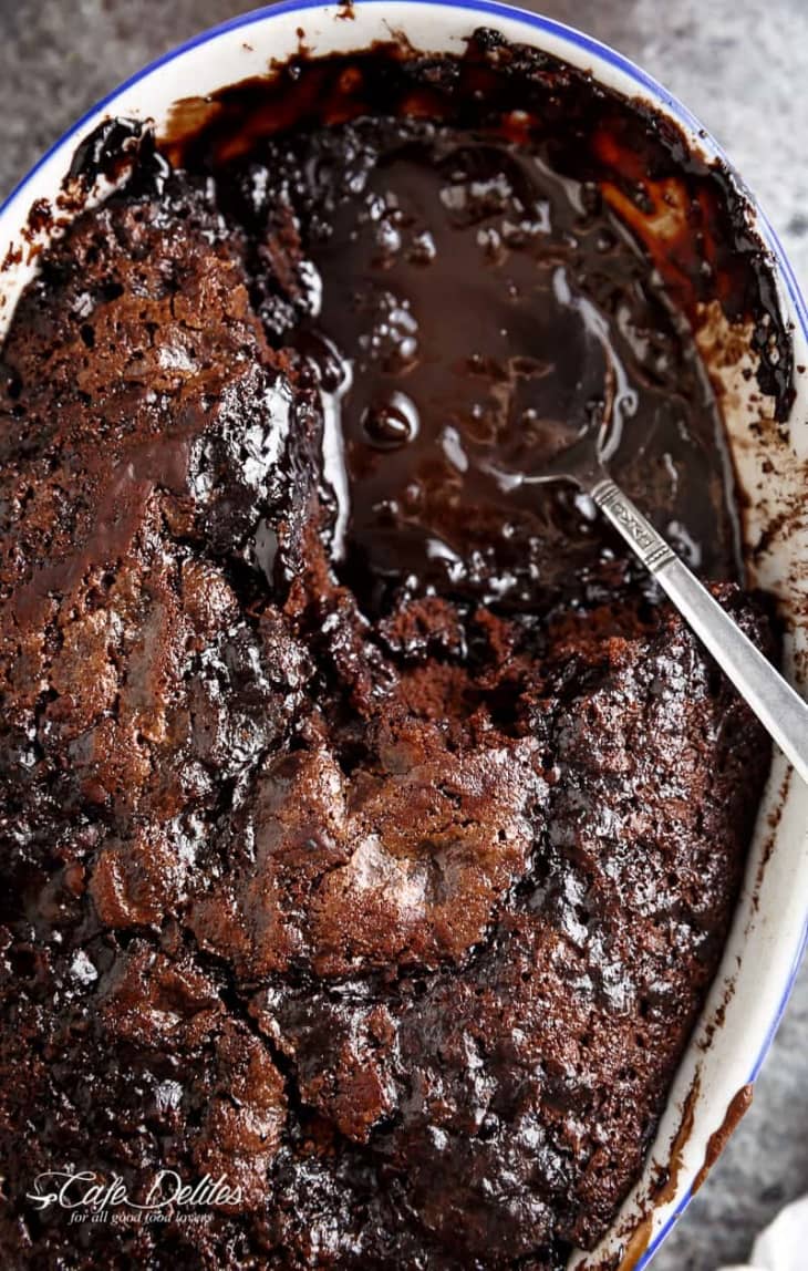 https://cdn.apartmenttherapy.info/image/upload/f_auto,q_auto:eco,w_730/k%2FEdit%2F2019-07-Dump-Cake-Roundup%2FHot-Fudge-Chocolate-Pudding-Cake-10