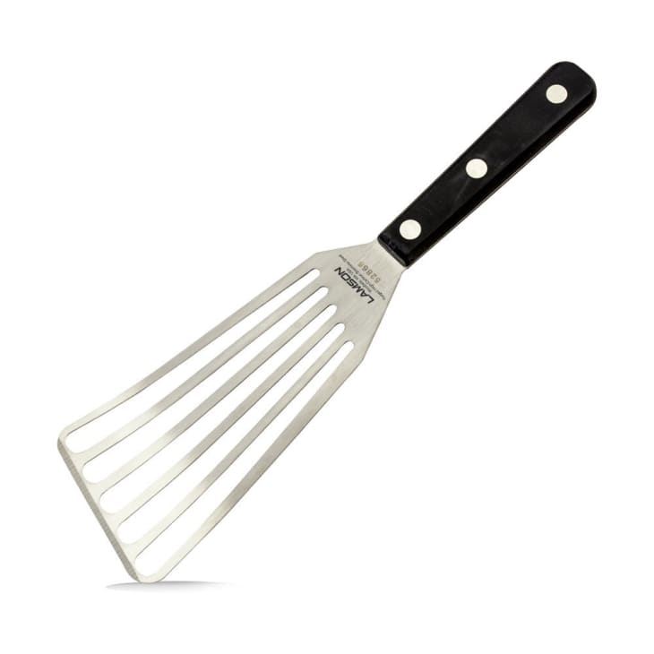 https://cdn.apartmenttherapy.info/image/upload/f_auto,q_auto:eco,w_730/k%2FEdit%2F2019-08-left-handed-gadgets%2FSlotted_Fish_Spatula