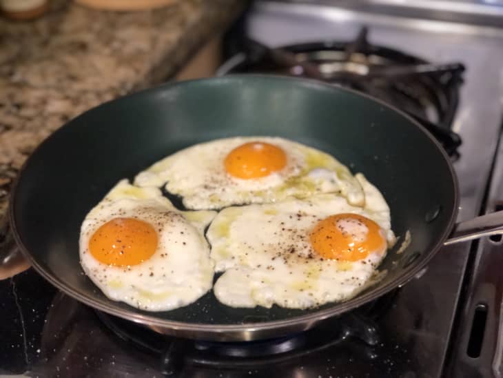 eggs in Material fry pan