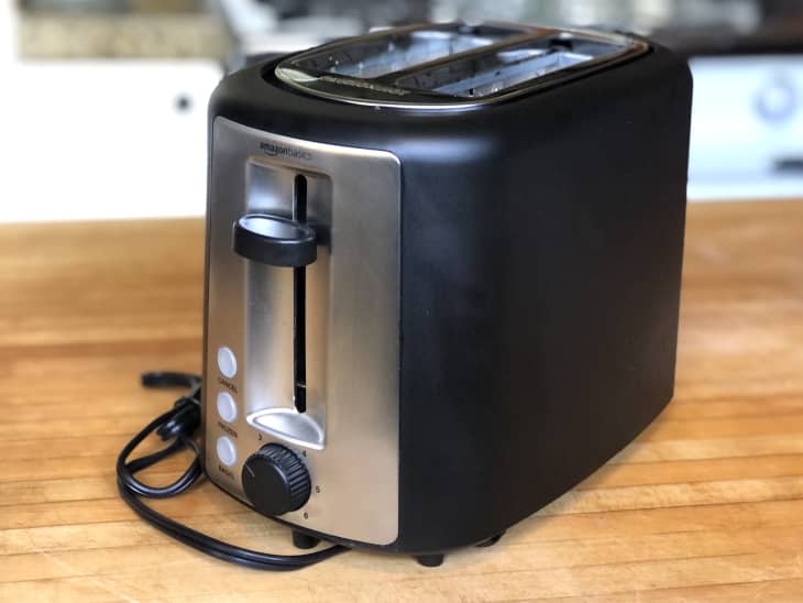 https://cdn.apartmenttherapy.info/image/upload/f_auto,q_auto:eco,w_730/k%2FEdit%2F2020-10-Amazon-Basics-Small-Appliances%2FAmazonBasicsToaster1