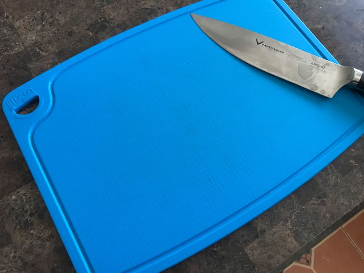 blue gel cutting board and knife