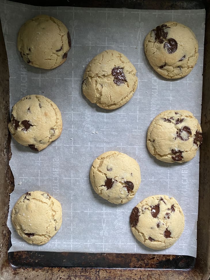 https://cdn.apartmenttherapy.info/image/upload/f_auto,q_auto:eco,w_730/k%2FEdit%2F2022-08-Sarah-Kieffer-New-Chocolate-Chip-Cookie-ITI%2Fbatch-2-puffed