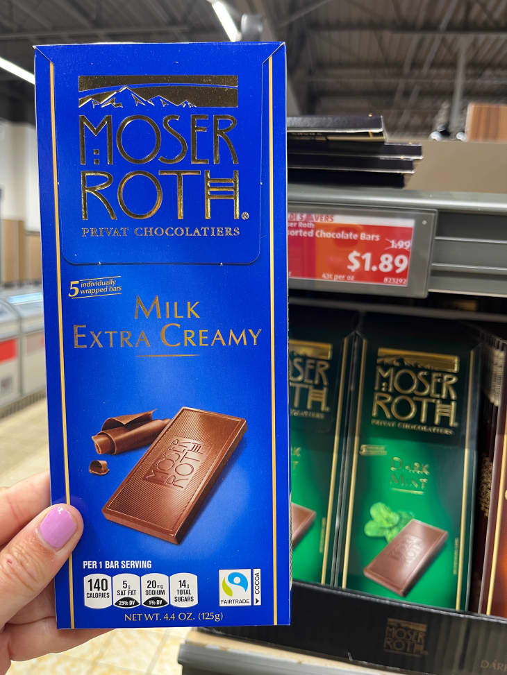 Someone holding Moser Roth chocolate bar.