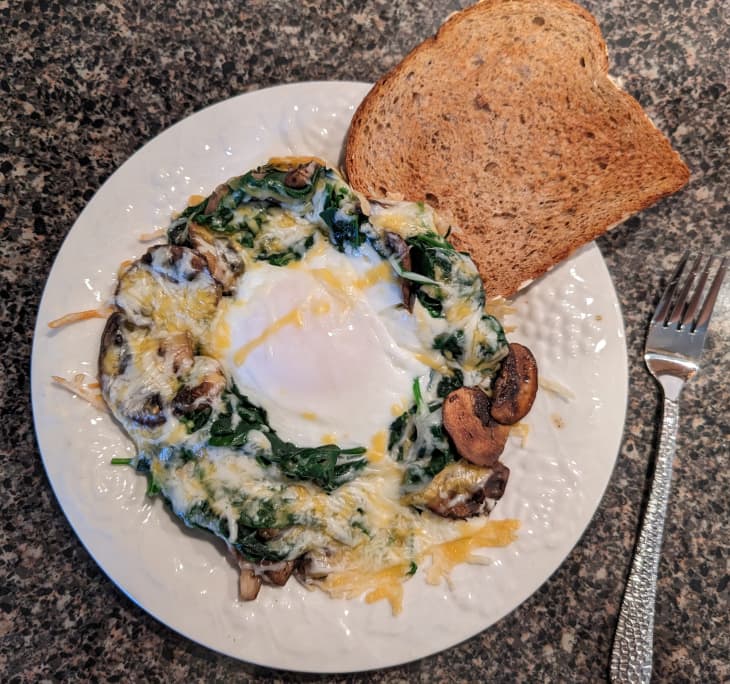 eggs with spinach and mushrooms with toast