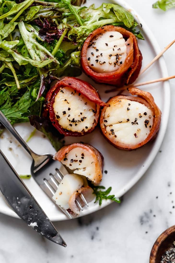 https://cdn.apartmenttherapy.info/image/upload/f_auto,q_auto:eco,w_730/k%2FEdit%2FAir-Fryer-Bacon-Wrapped-Scallops-7