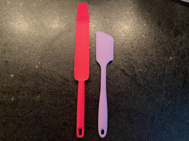 Two spatulas of different lengths side-by-side