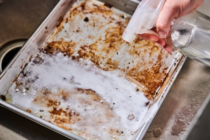 How to clean your old cookie sheet without scrubbing