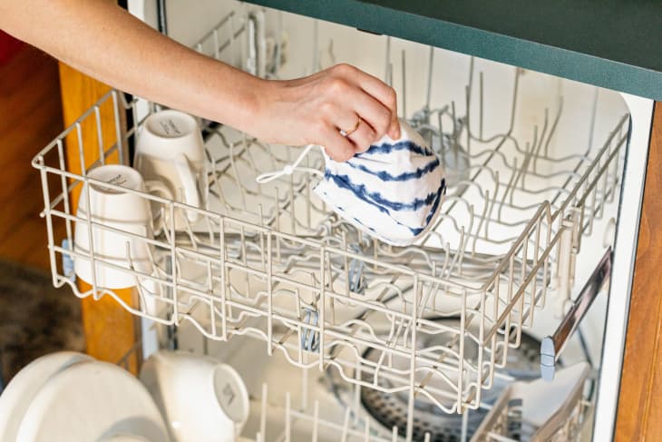 有人把织物口罩放进洗碗机。